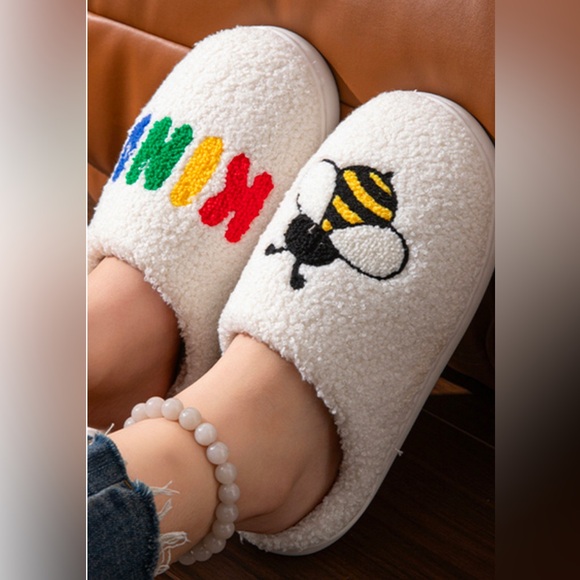 L/XL 10-11 Zenana Outfitters Cream Slippers with Bee and Colorful Kind Design - Picture 2 of 5